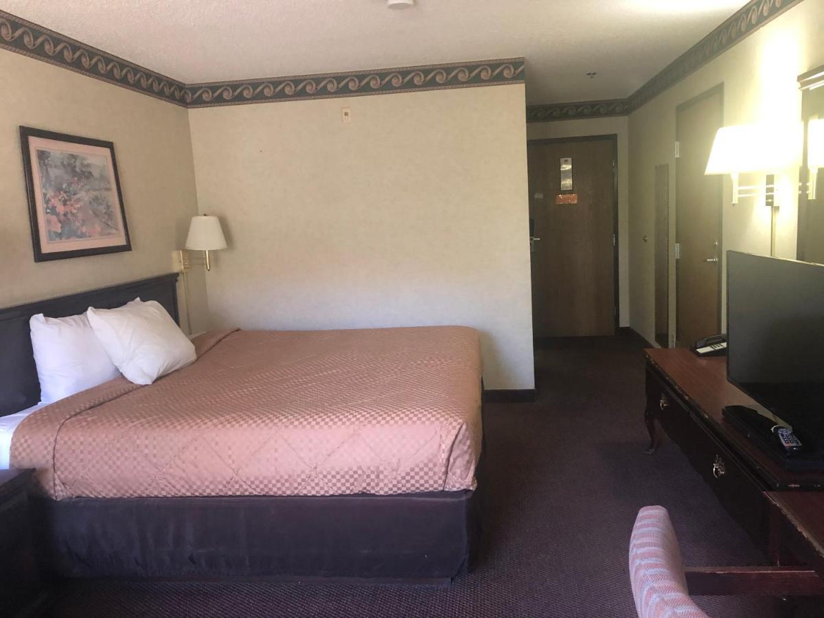 Econo Lodge Inn & Suites El Paso Exterior photo
