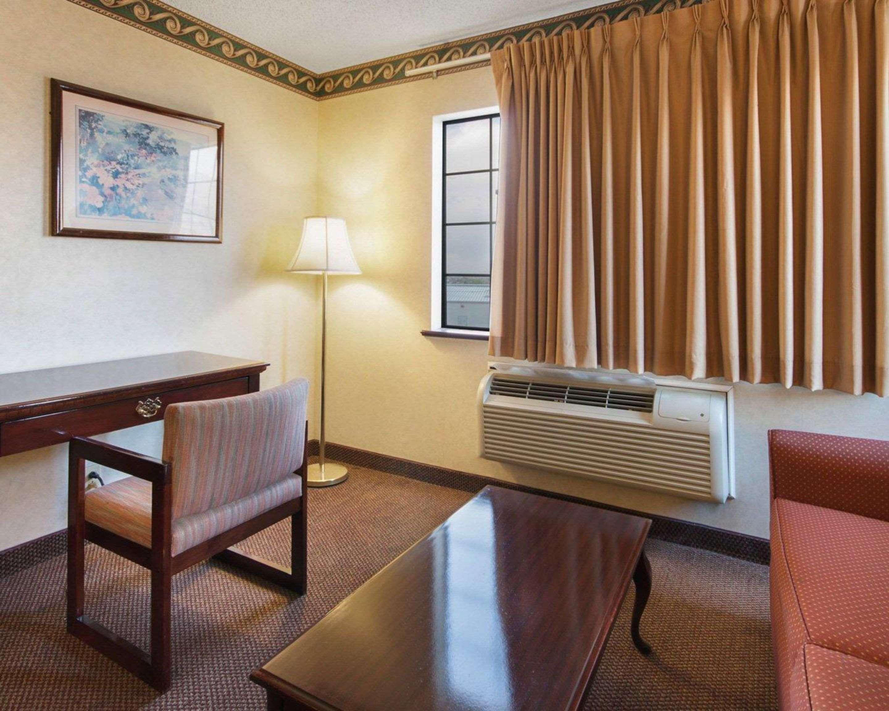 Econo Lodge Inn & Suites El Paso Exterior photo